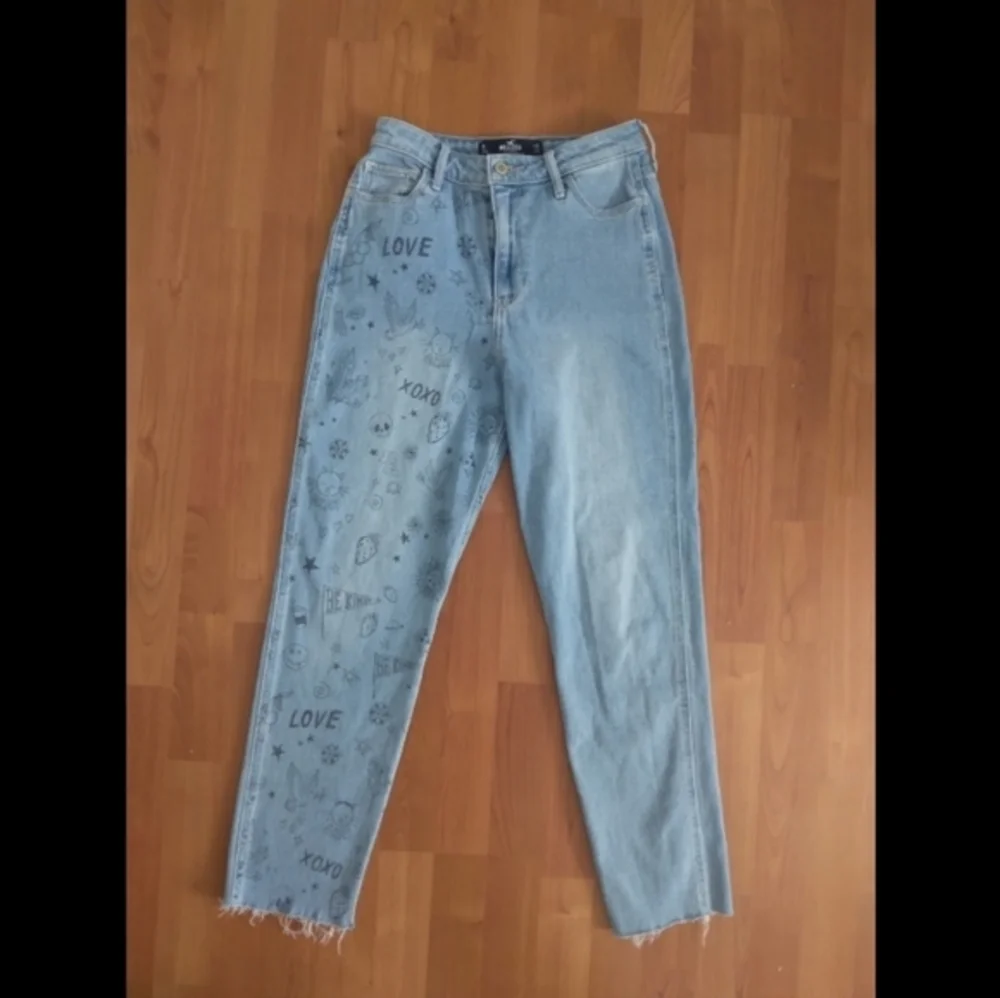 HOLLISTER Ultra High-Rise Medium Wash Doodle Mom Jeans.‎